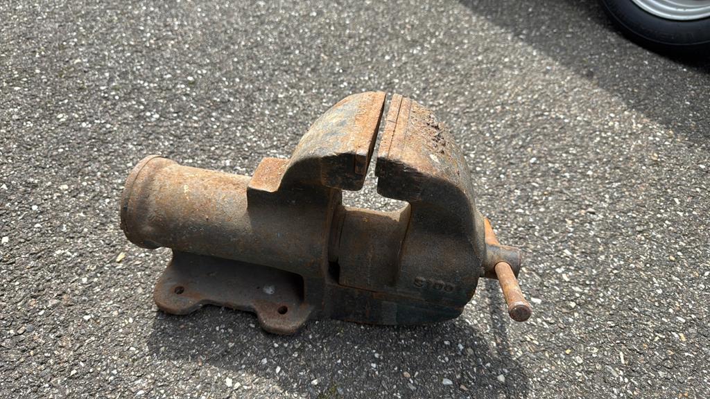 Bankschroef ca. 105mm klembereik - draait soepel, Doe-het-zelf en Verbouw, Werkbanken, Ophalen, Gebruikt, Bankschroef