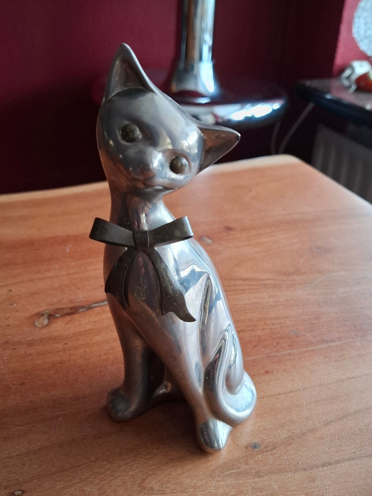 Messing zilveren kat met strik - Vintage decoratie, Ophalen of Verzenden, Gebruikt, Hond of Kat, Beeldje of Figuurtje