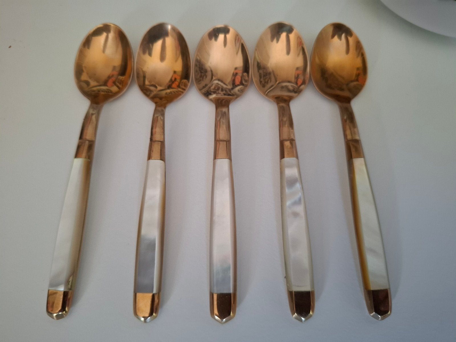 Vintage goudkleurige lepels met parelmoer/kunststof inleg, Ophalen of Verzenden, Zo goed als nieuw, Los bestek, Theelepel
