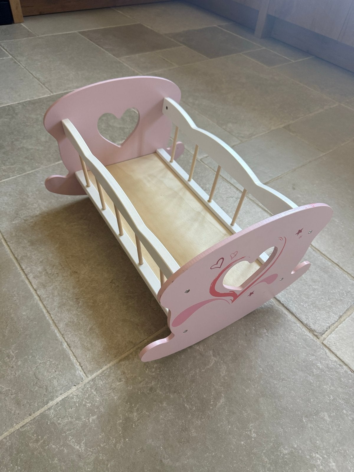 Roze houten poppenwiegje met hartjes, Ophalen, Gebruikt, Overige typen