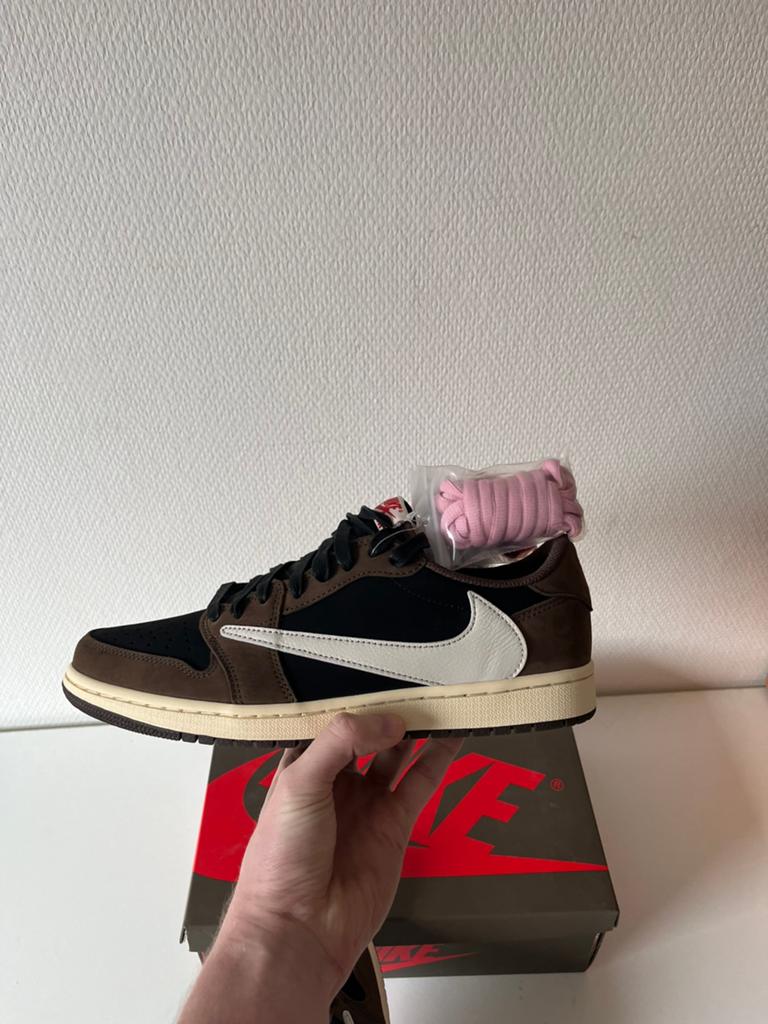 Jordan 1 low travis scott mocha 43, Ophalen of Verzenden, Zo goed als nieuw, Bruin