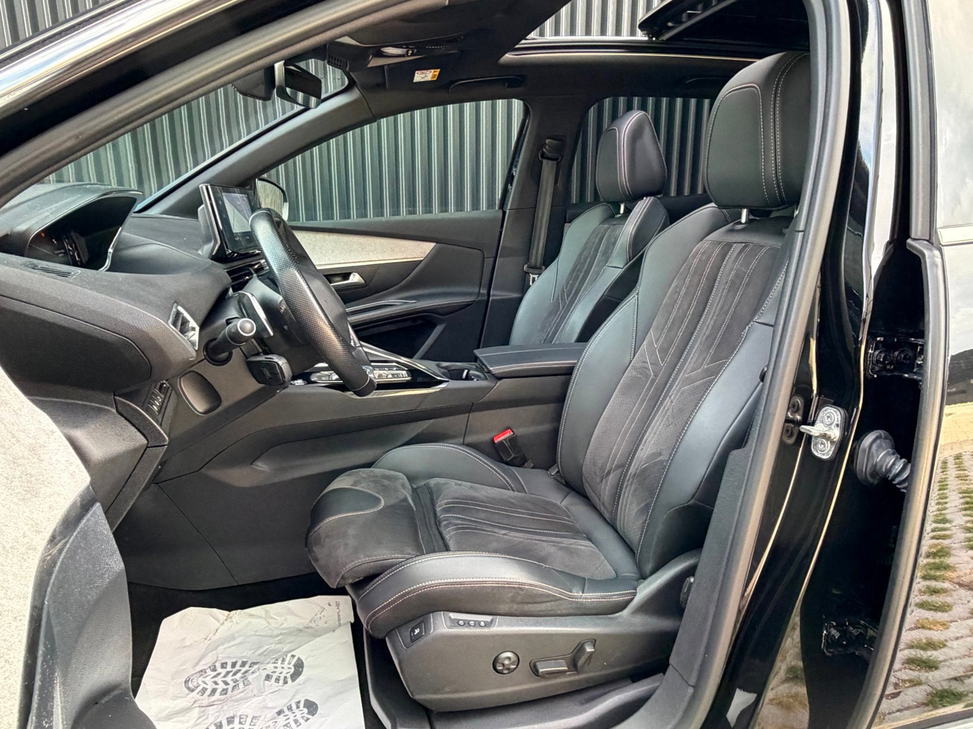 Peugeot 3008 1.2 PureTech GT Pack Business | PANO | MASSAGE, Gebruikt, 1199 cc, Adaptive Cruise Control, Zwart