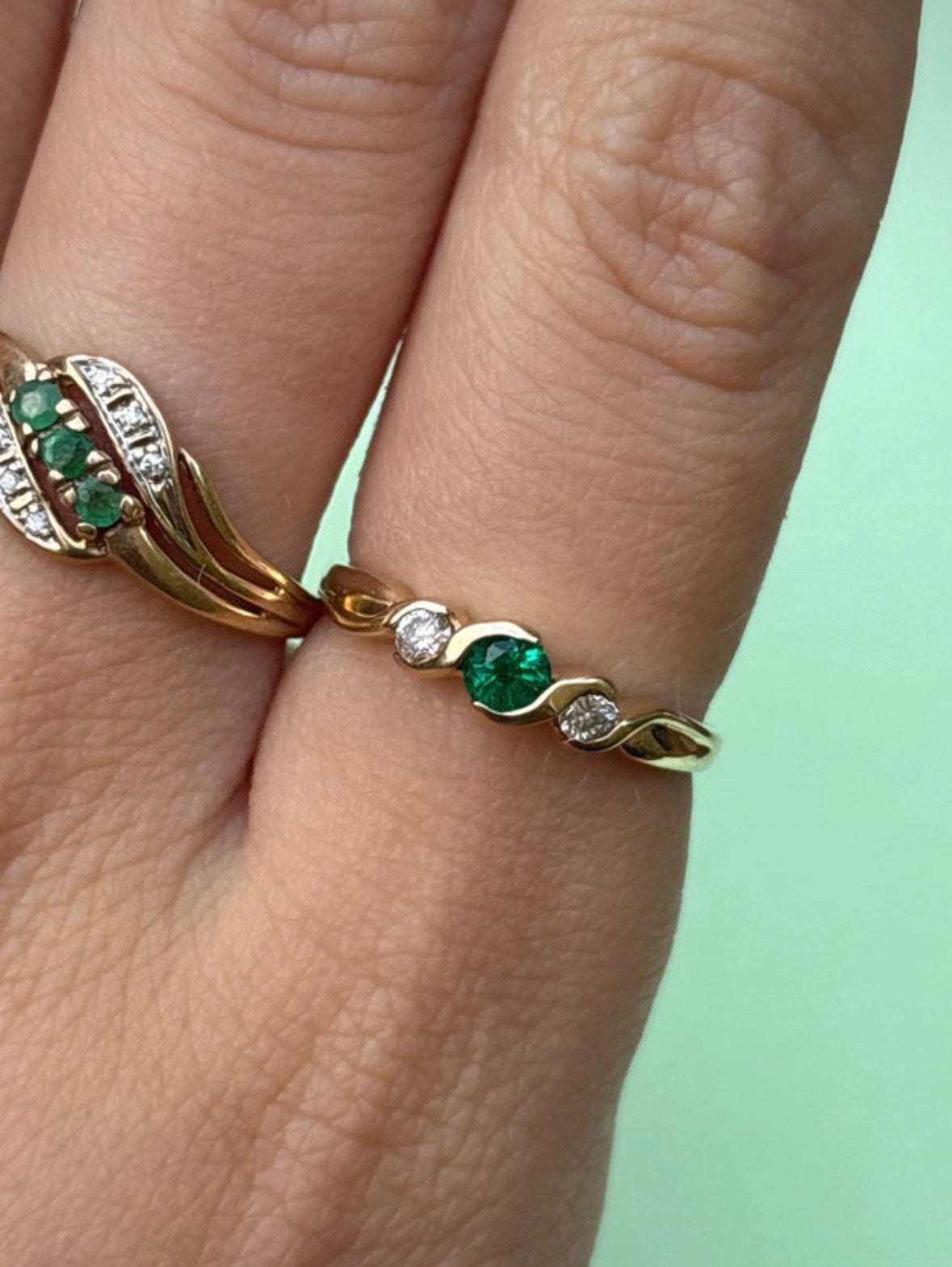 9 karaat gouden ring met synthetische smaragd en diamanten, Met edelsteen, Ophalen of Verzenden, Zo goed als nieuw, 17 tot 18