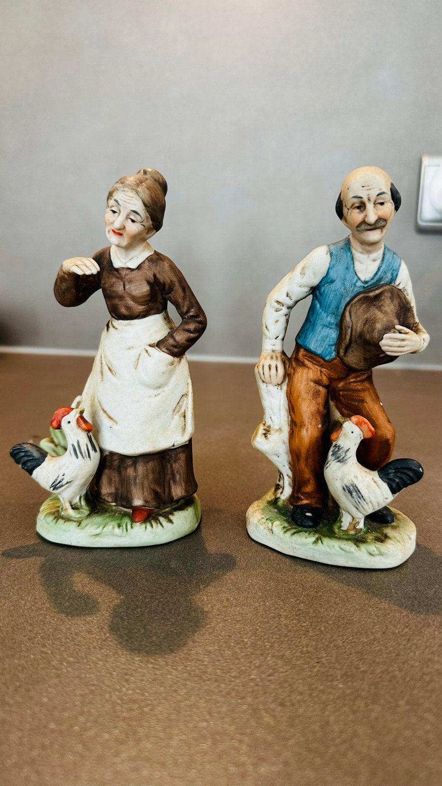 Vintage Beeldjes Oude Man en Vrouw met Kippen, Ophalen of Verzenden