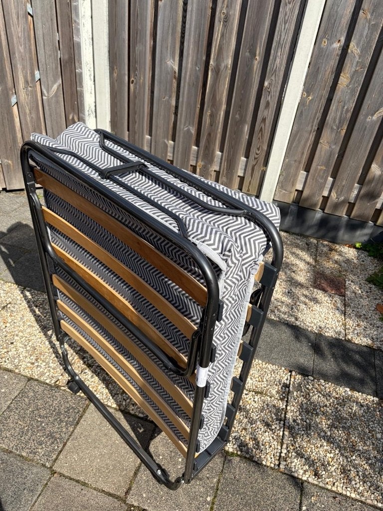 Logeerbed JYSK BAJLUM, Huis en Inrichting, Ophalen, Eenpersoons, 190 cm of minder, Zo goed als nieuw