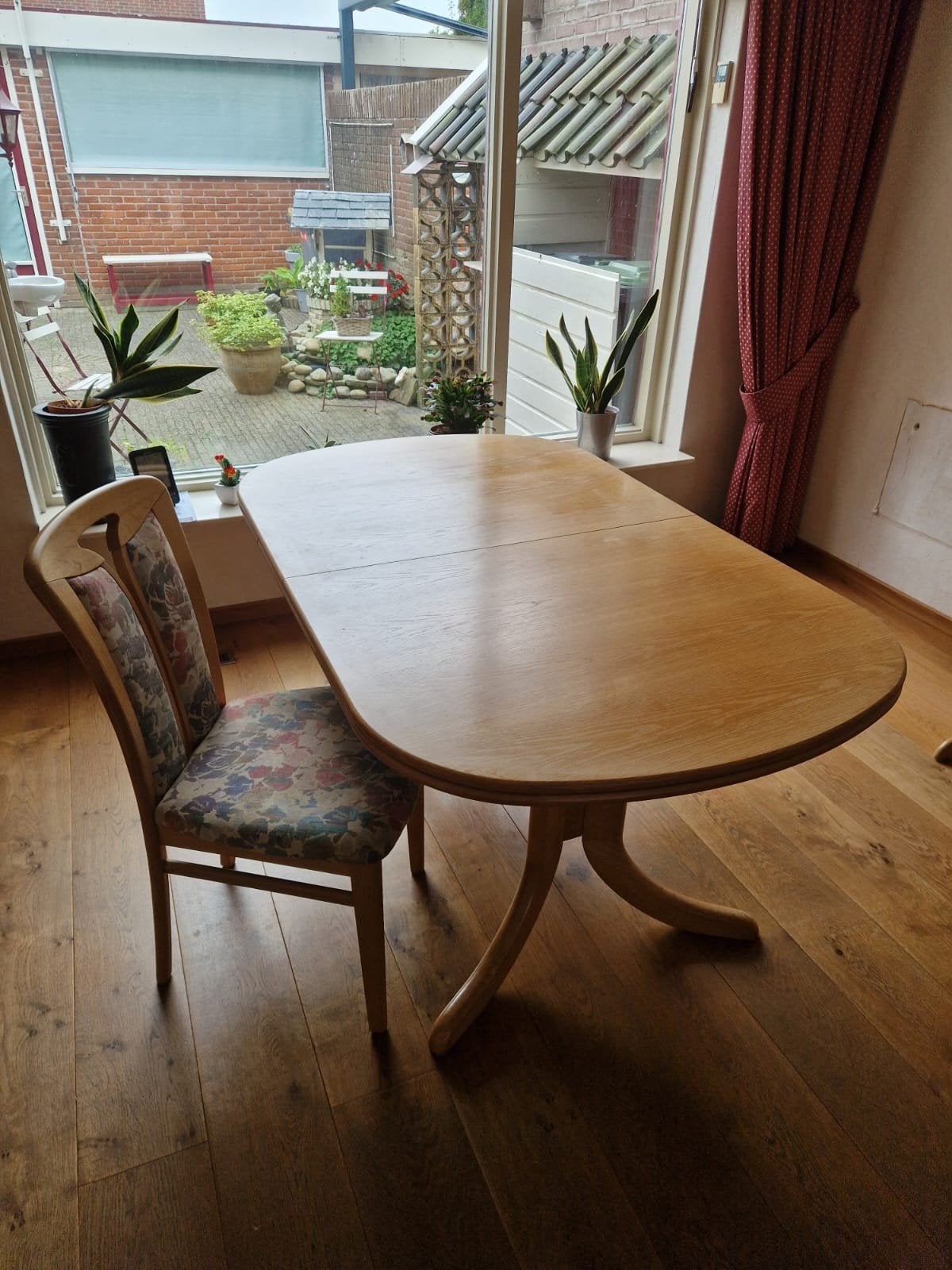 Uitschuifbare houten eettafel met afgeronde hoeken