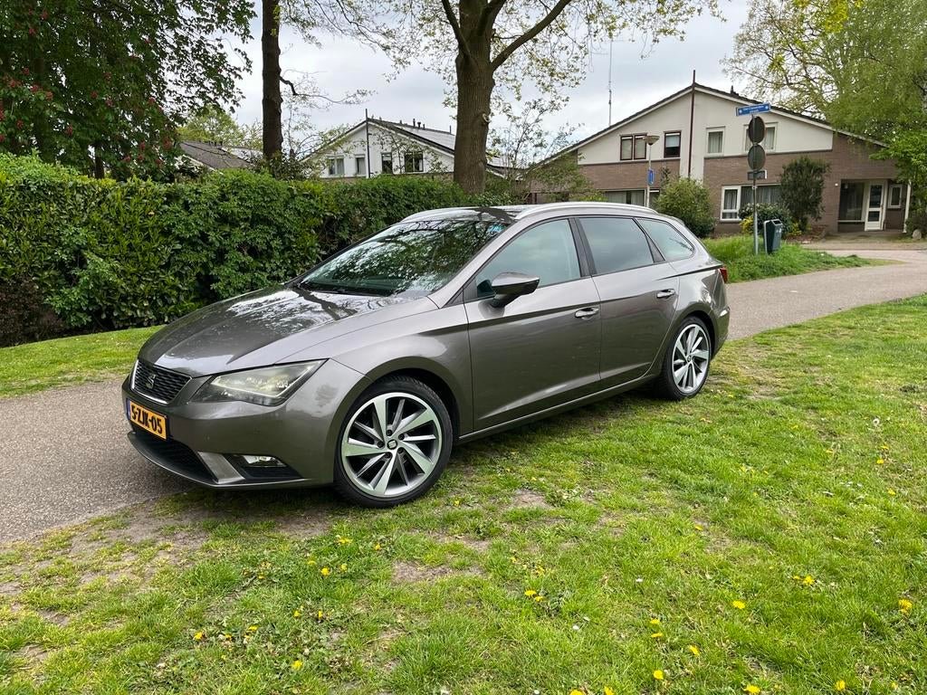 Seat Leon 1.6 TDI 110pk 2014 Grijs, Auto's, Seat, Voorwielaandrijving, Zwart, 4 cilinders, Leon