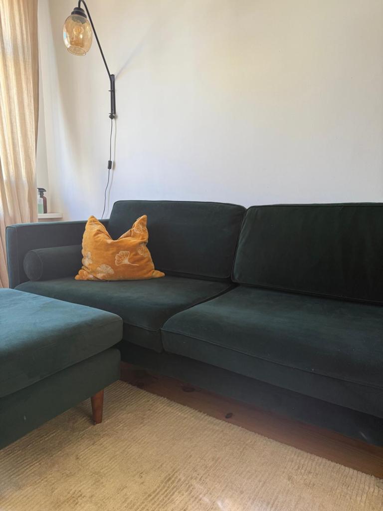Velvet bank met hocker, donkergroen /velvet sofa dark green, Huis en Inrichting, Banken | Bankstellen, Gebruikt, Rechte bank, Driepersoons