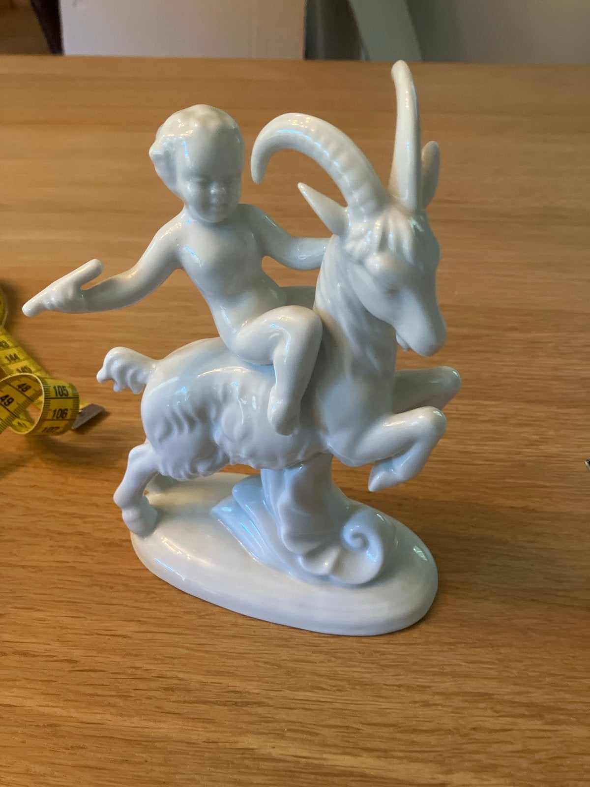 Porseleinen beeldje:Jongen ,putti op geit- Vintage decoratie, Ophalen of Verzenden
