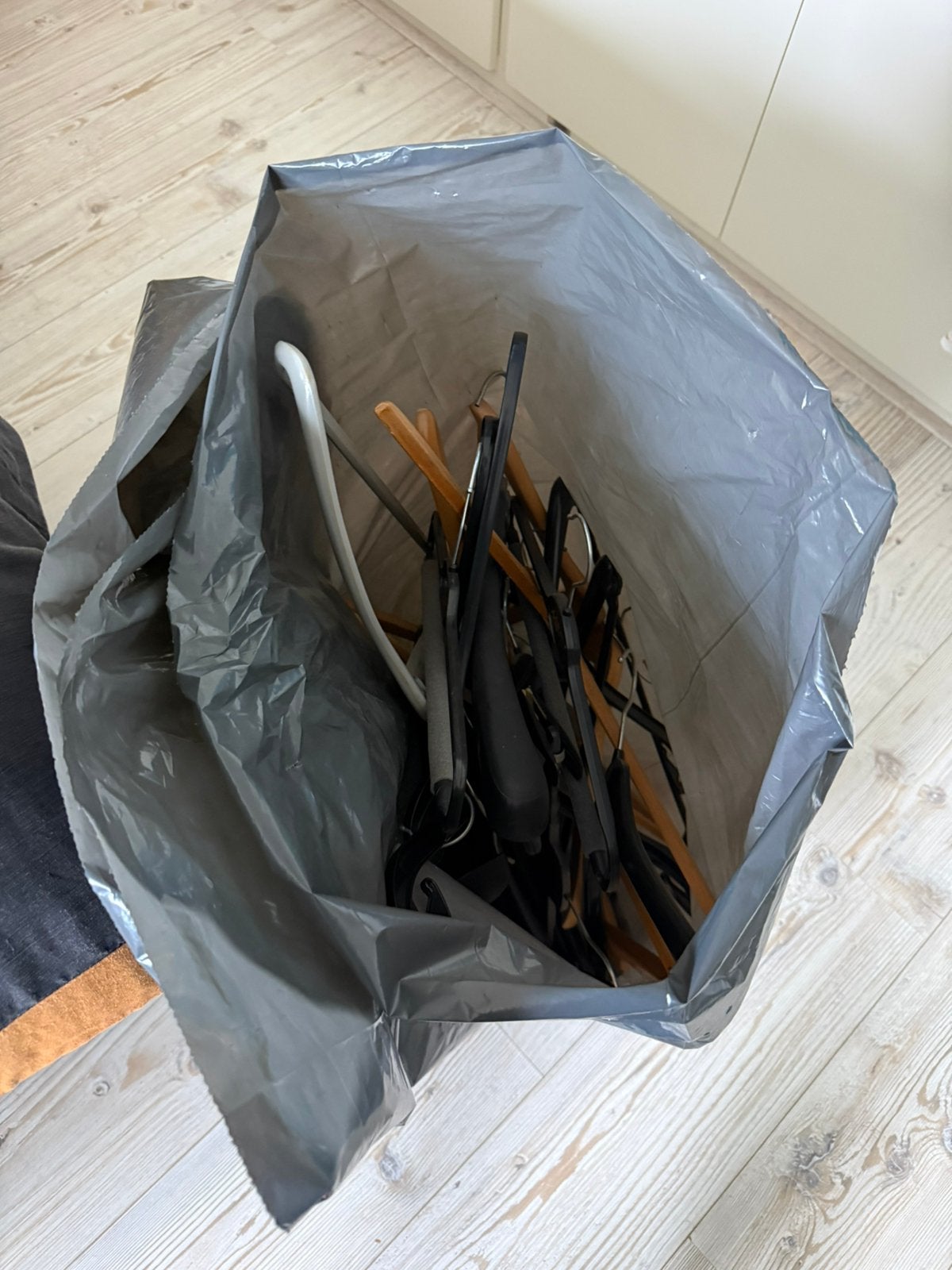 2 zakken vol kledinghangers kleerhangers gratis, Kleding | Dames, Ophalen, Zo goed als nieuw, Kunststof