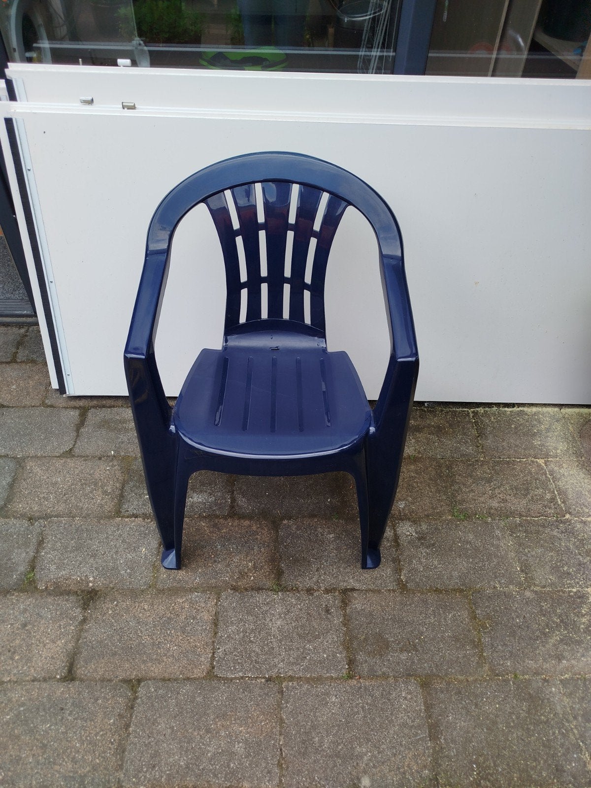8 donkerblauwe kunststof tuinstoel, Ophalen, Gebruikt, Kunststof, Stapelbaar