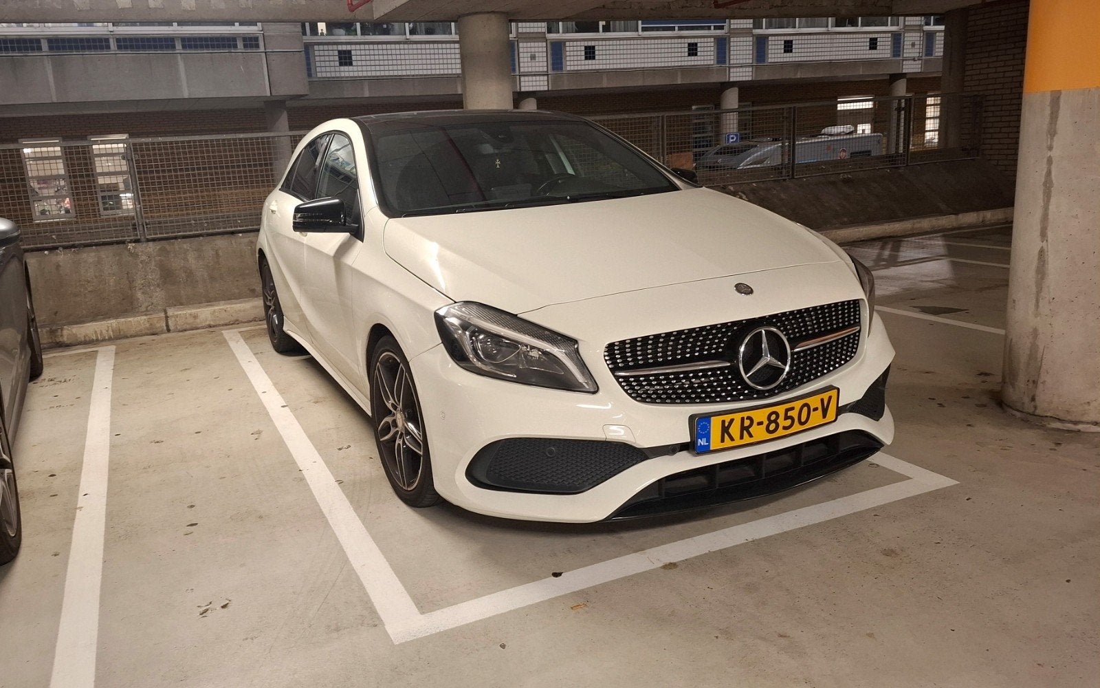 Mercedes-Benz A-Klasse NLse 180 AMG Style Pano | Night Ed, Auto's, 4 cilinders, Alcantara, 1200 kg, 19 km/l