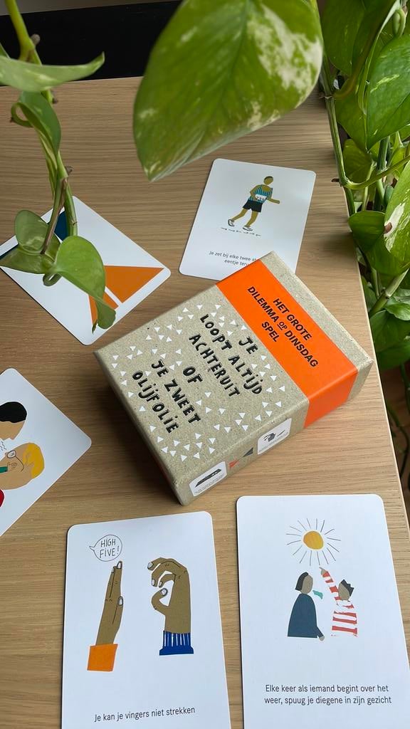Het Grote Dilemma op Dinsdag Spel - Hilarisch & Zo Goed Als, Drie of vier spelers, Ophalen of Verzenden, Zo goed als nieuw