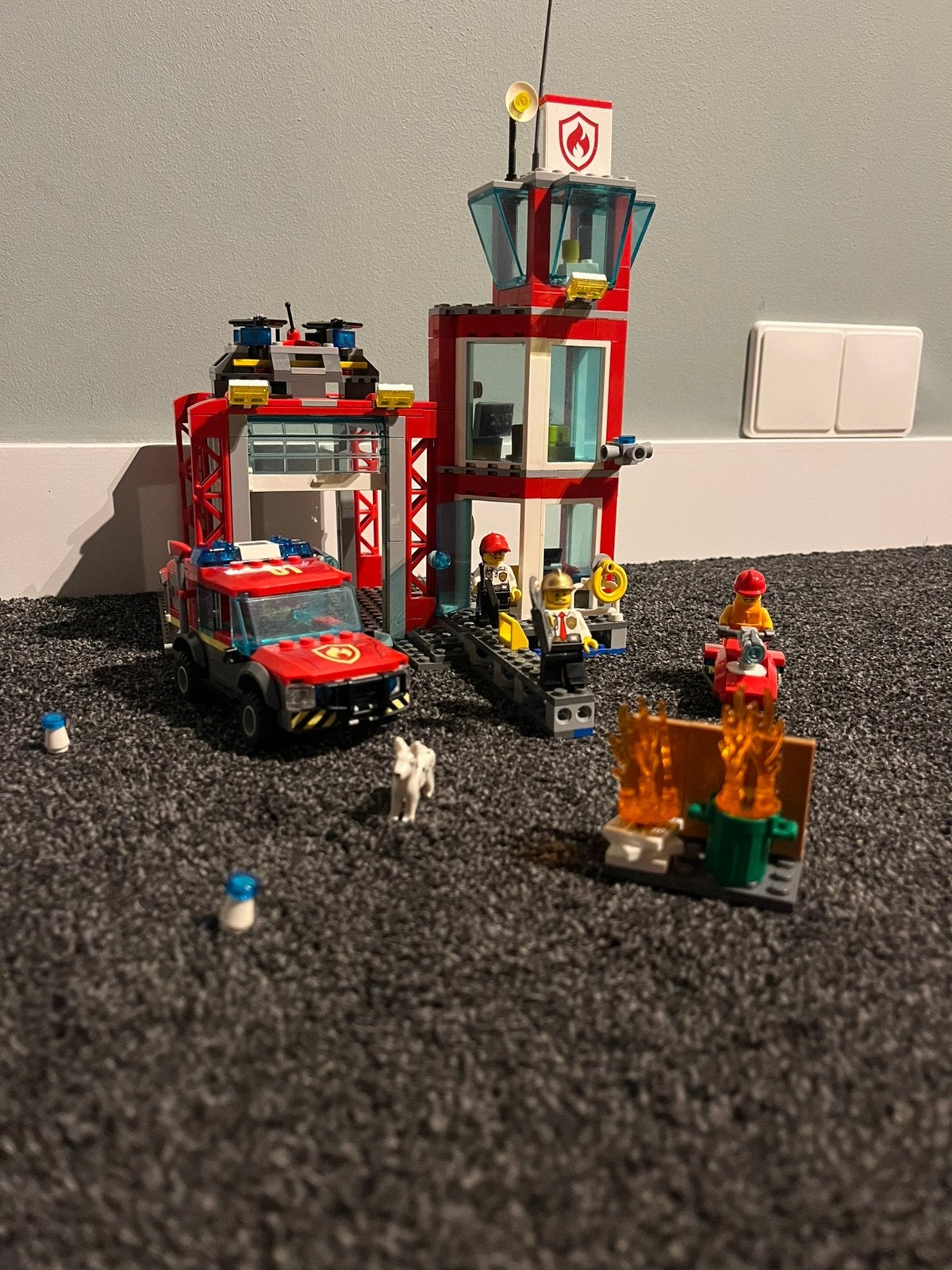 LEGO City Brandweerkazerne 60215 helmaal compleet, Kinderen en Baby's, Speelgoed | Duplo en Lego, Ophalen of Verzenden, Zo goed als nieuw