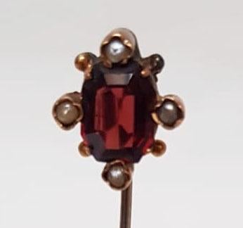 Dasspeld 18 kt goud , granaat , pareltjes., Ophalen of Verzenden, Goud, Overige typen