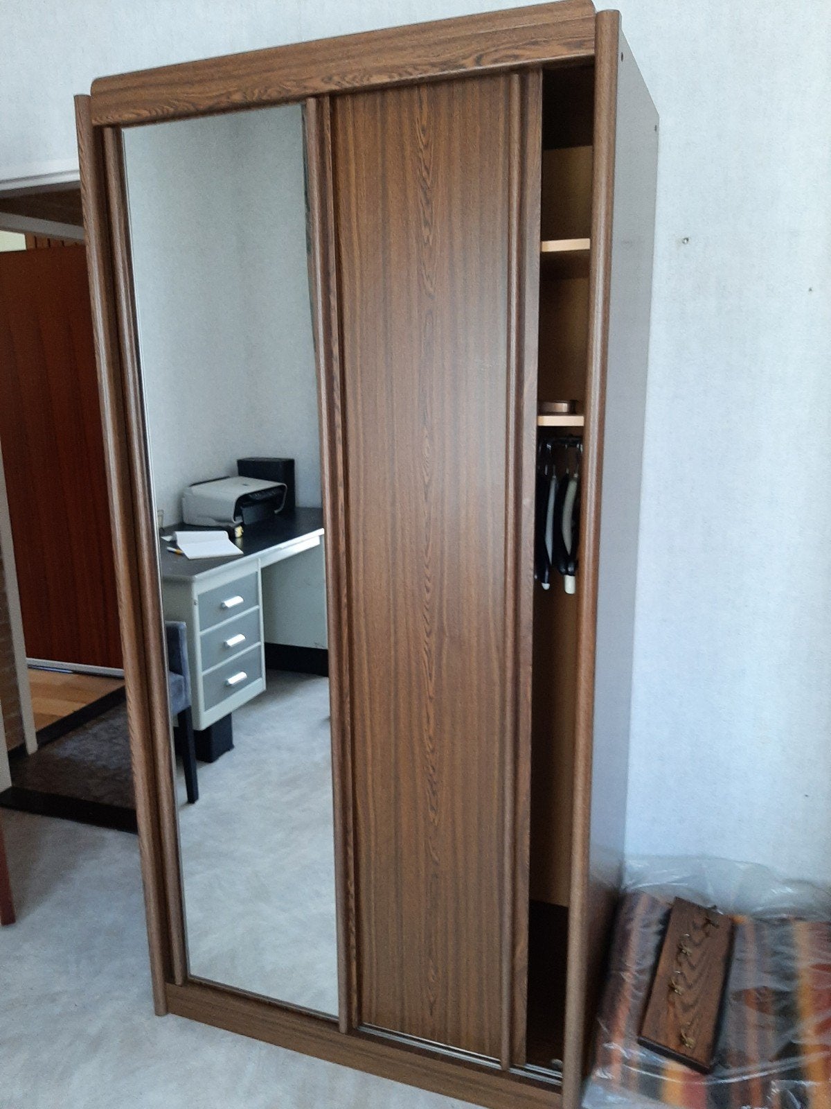 Houten Linnenkast met Spiegel en Schuifdeuren, Huis en Inrichting, Ophalen, Met deur(en), Gebruikt, 100 tot 150 cm