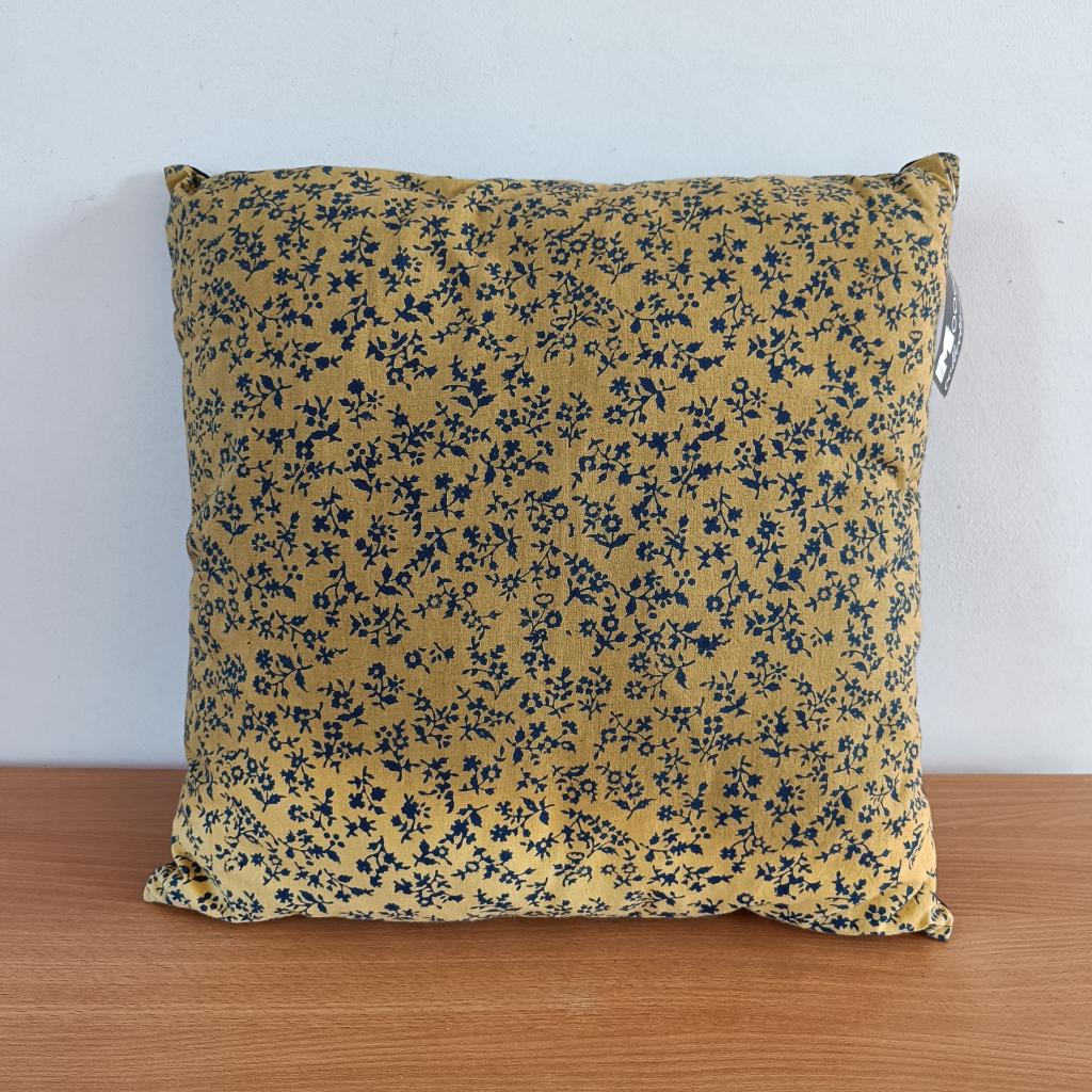 In The Mood Collection | Kussen Block Flower | 45x45x10cm, Huis en Inrichting, Woonaccessoires | Kussens, Geel, Vierkant, Nieuw