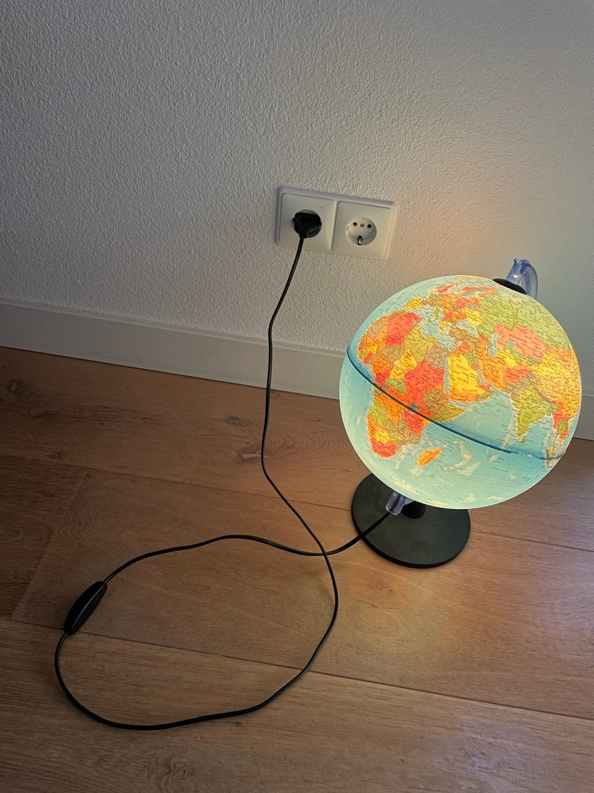 Verlichte Wereldbol - Educatief en Decoratief, Gebruikt, Kunststof, Draaibaar, Ophalen of Verzenden
