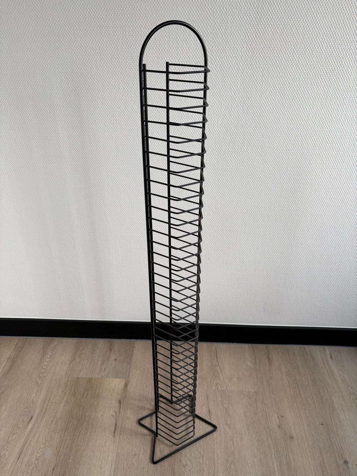 Zwart metalen CD/DVD rek - 113 cm hoog, Huis en Inrichting, Woonaccessoires | Cd- en Dvd-rekken, Ophalen of Verzenden, Zo goed als nieuw