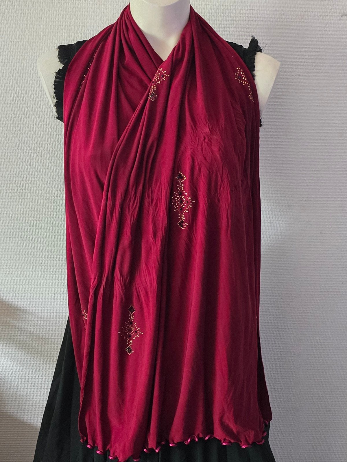 Losyana rode sjaal met versieringen, Kleding | Dames, Mutsen, Sjaals en Handschoenen, Losyana, Ophalen of Verzenden, Gedragen