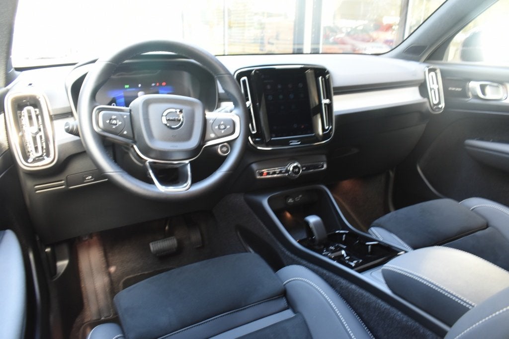 Volvo XC40 B4 197pk Plus Dark | Trekhaak | Schuifdak | 19'', Gebruikt, 4 cilinders, 24 maanden, Zwart