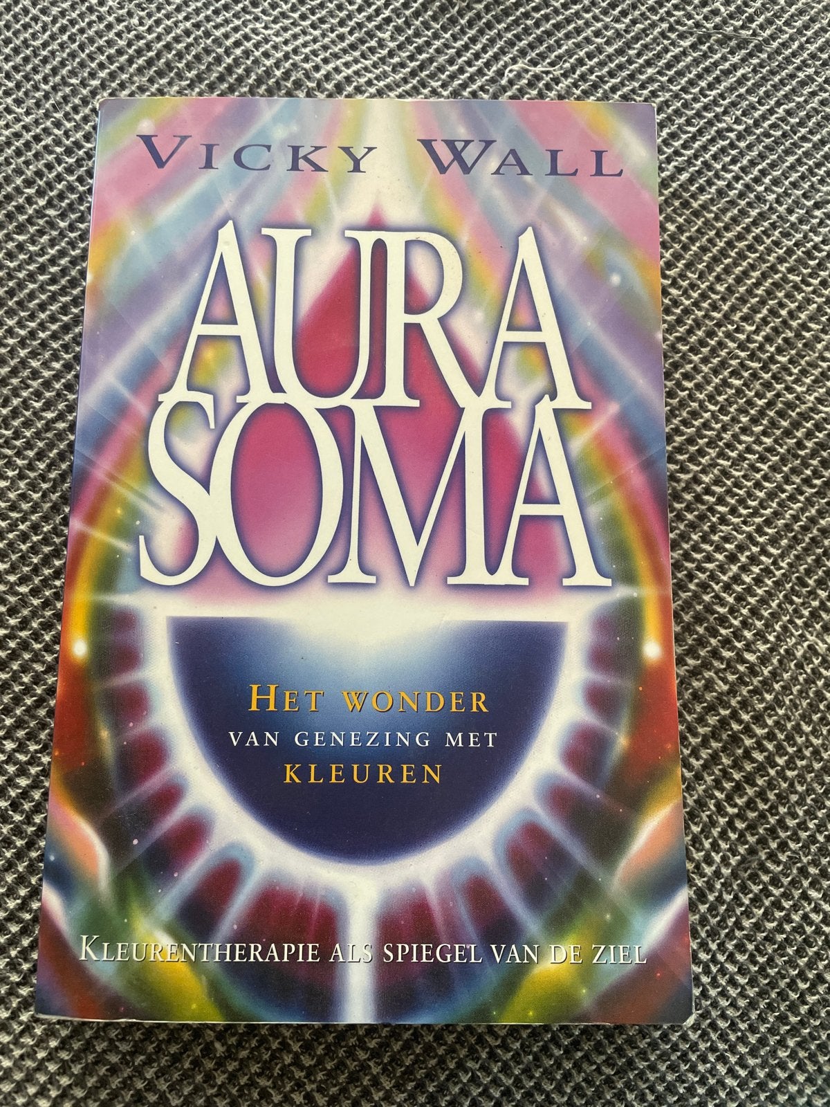Aura Soma: Het wonder van genezing met kleuren, Boeken, Esoterie en Spiritualiteit, Ophalen of Verzenden, Gelezen, Spiritualiteit algemeen