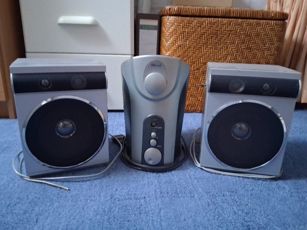 2 merkloze boxjes, samen met een "Trust" box., Ophalen of Verzenden, Gebruikt, Minder dan 60 watt, Overige merken
