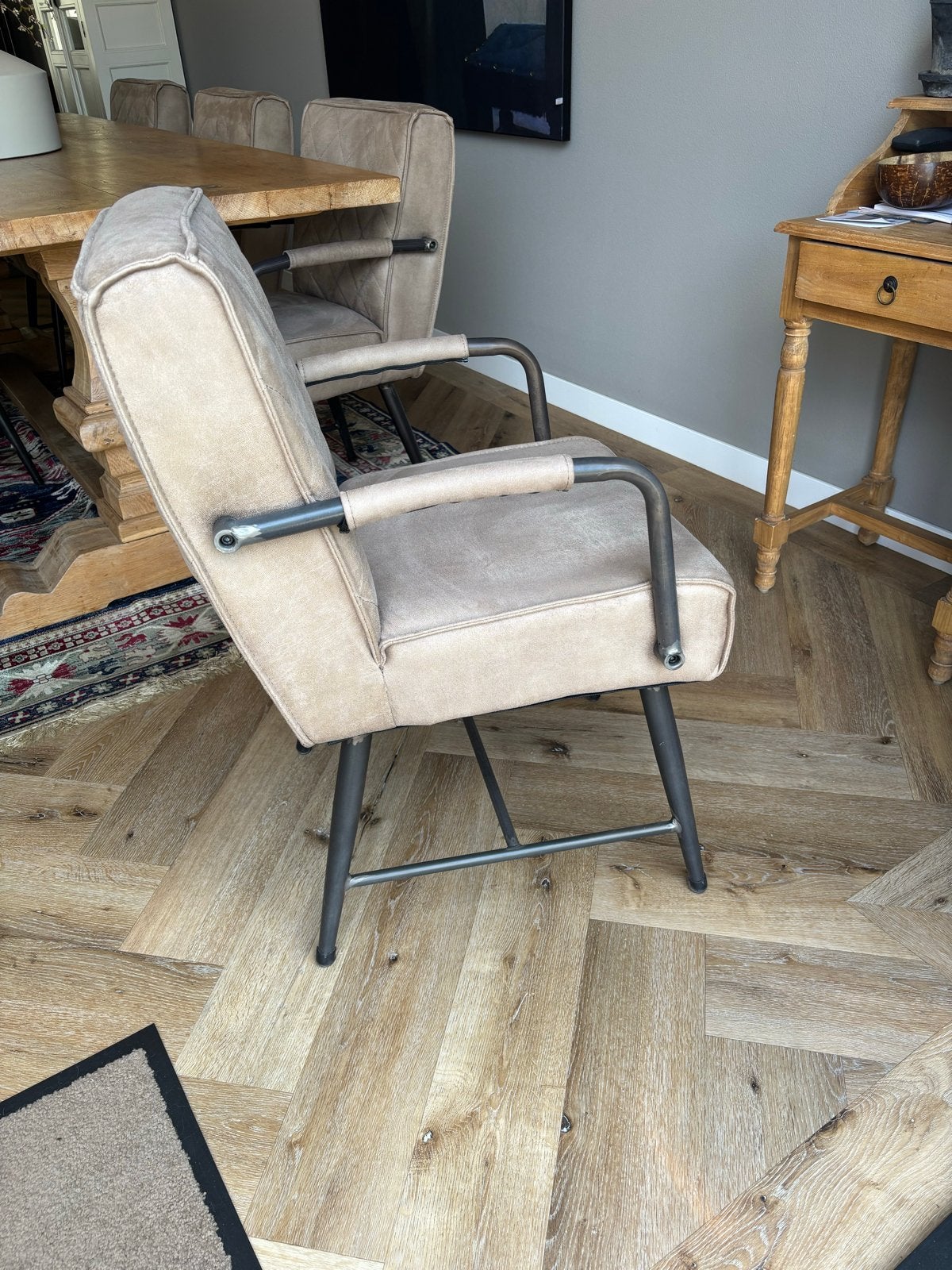 6 taupe micro suède eetkamerstoelen - industrieel design, Huis en Inrichting, Stoelen, Ophalen, Overige kleuren, Zo goed als nieuw