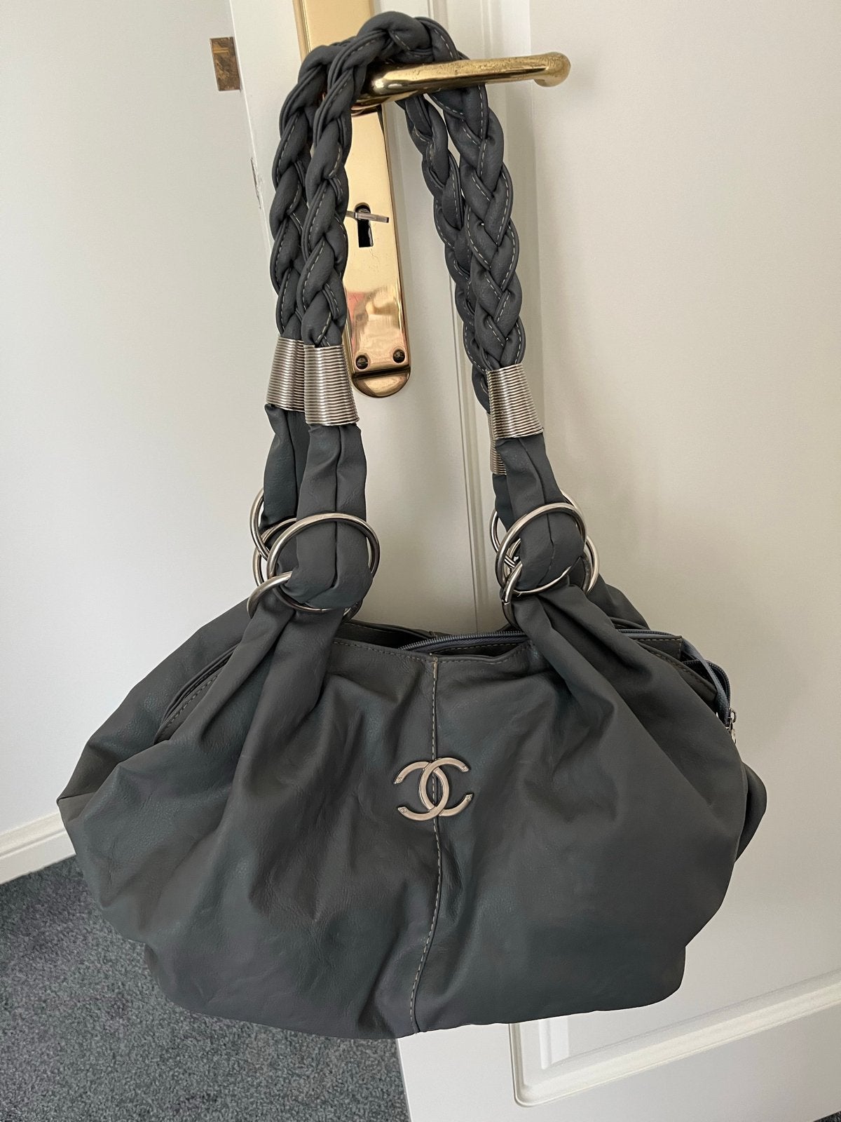 Grijze handtas met gevlochten hengsels en zilveren details, Ophalen of Verzenden, Nieuw, Grijs, Handtas