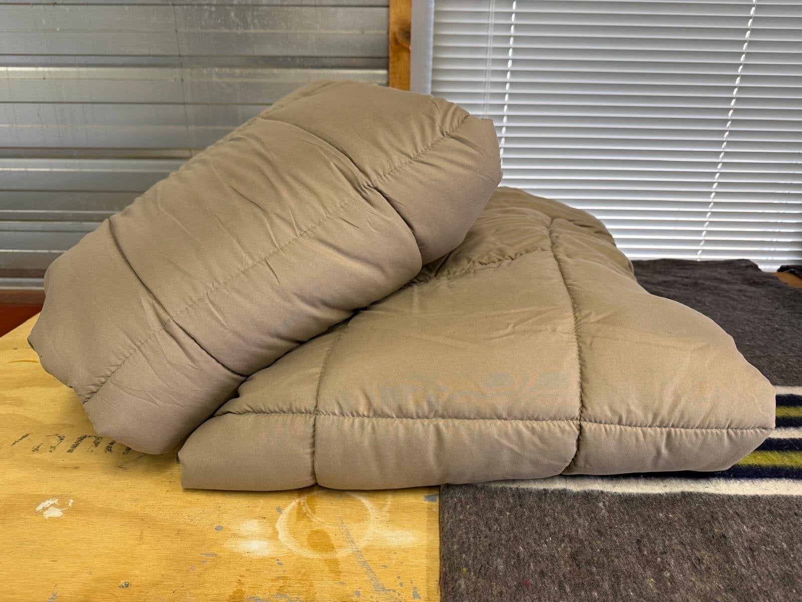 Comfortabel Dekbed - Beige, Twee keer 200x90 cm, Huis en Inrichting, Slaapkamer | Beddengoed, Ophalen, Eenpersoons, Beige, Overige merken