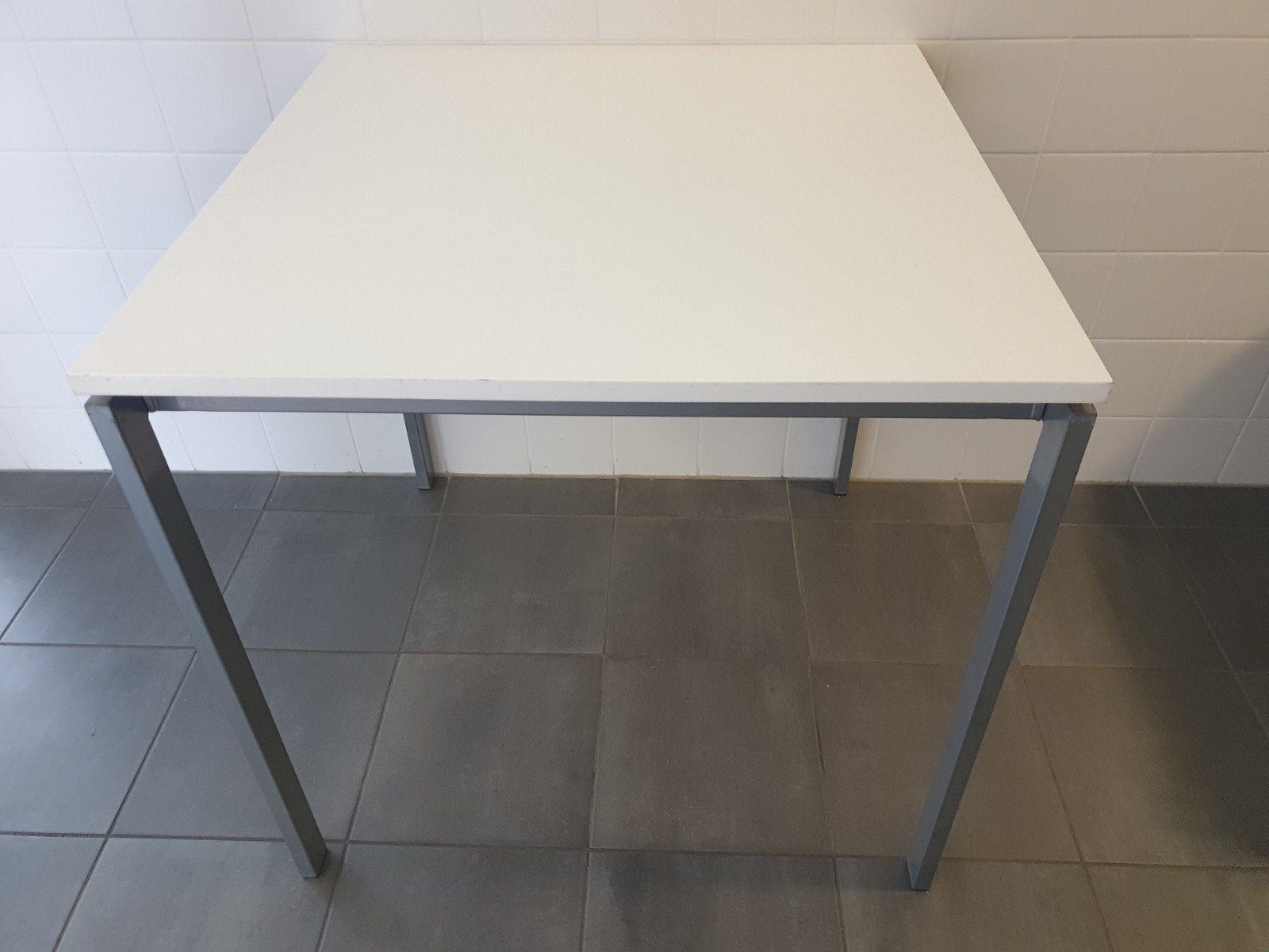 Witte IKEA Mella bureau/tafel met stalen frame, Gebruikt, 50 tot 100 cm, Vierkant, Tot twee personen