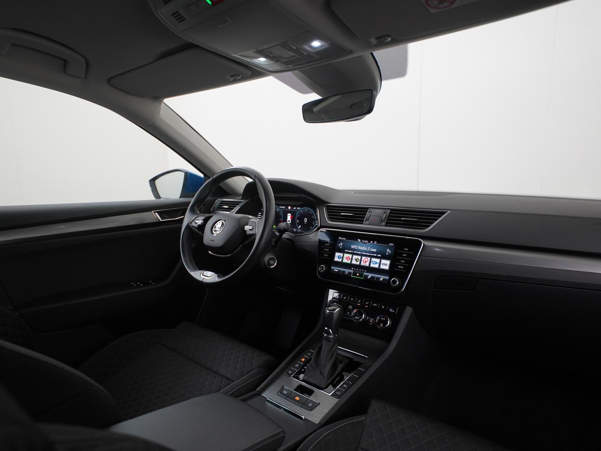 Skoda Superb Combi 1.4 TSI iV Business | Adaptive cruise | N, Auto's, Stof, Gebruikt, 4 cilinders, Blauw