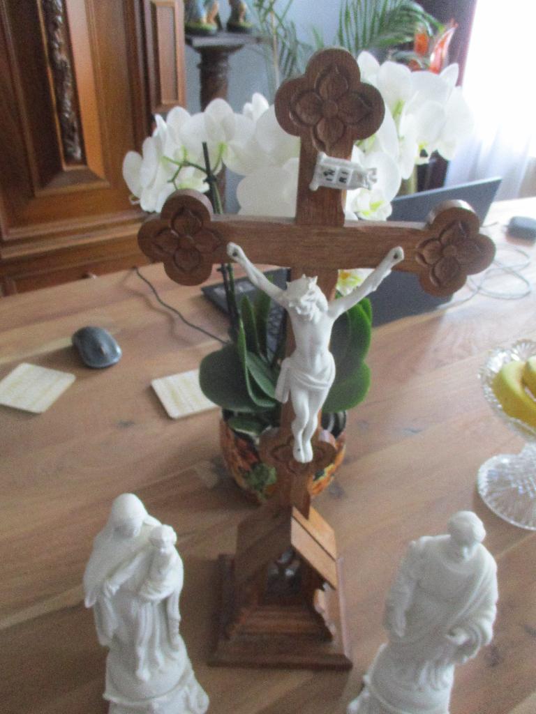 Kruisbeeld met twee beelden Antiek ., Ophalen of Verzenden