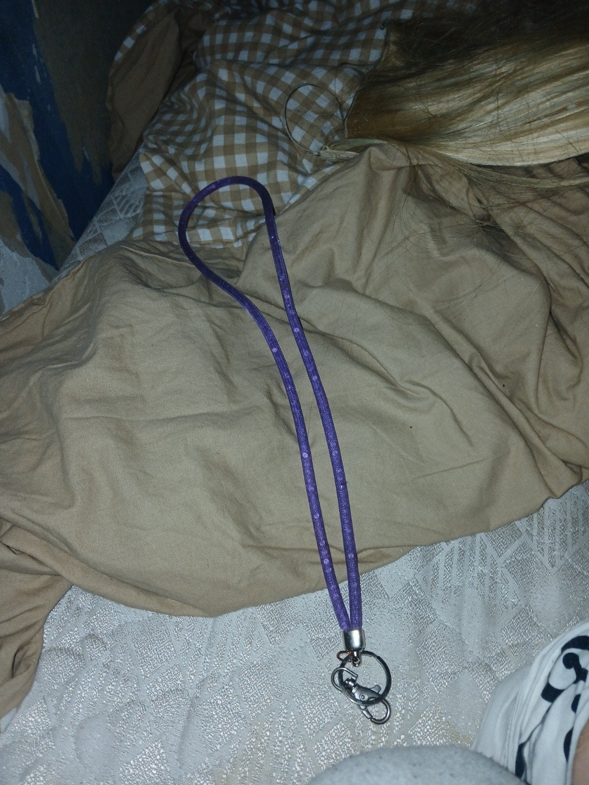 Paarse sleutelhanger of lanyard, Overige materialen, Gebruikt, Overige voorstellingen, Paars