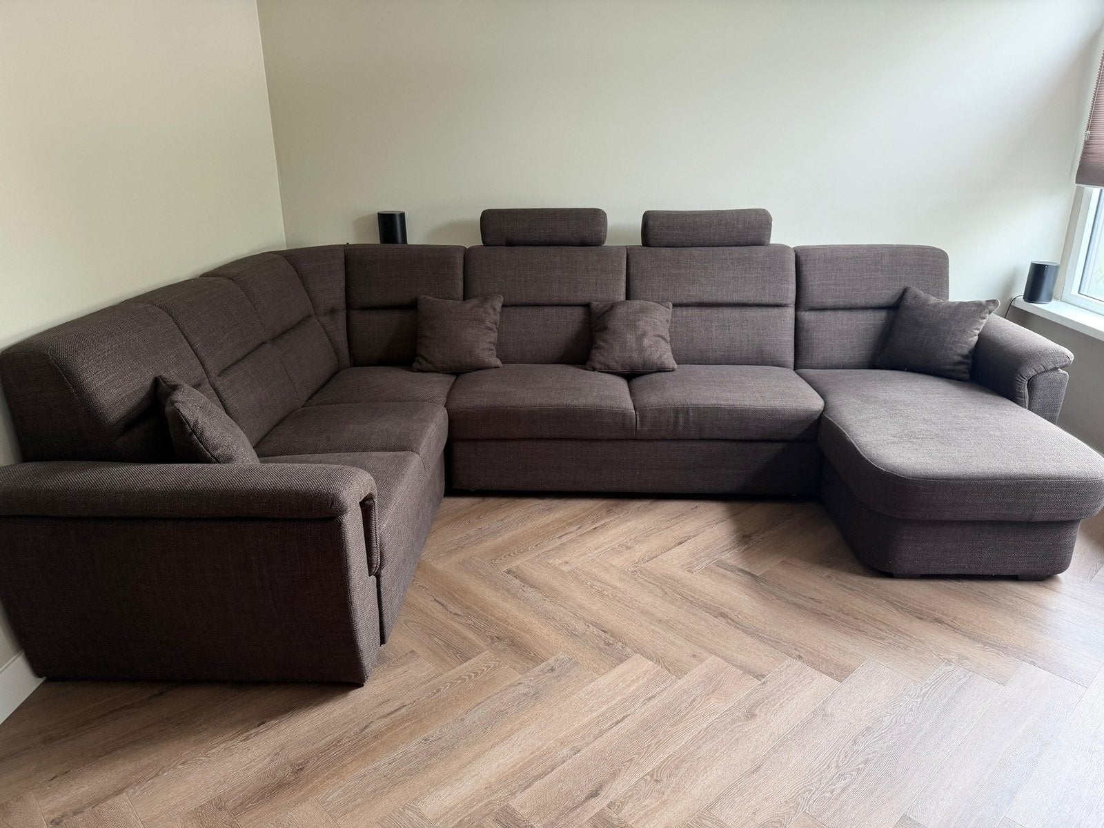 Donkerbruine hoekbank met lounge en uitklapbaar ‘bed’, Huis en Inrichting, Banken | Complete zithoeken, Ophalen, Gebruikt, Stof