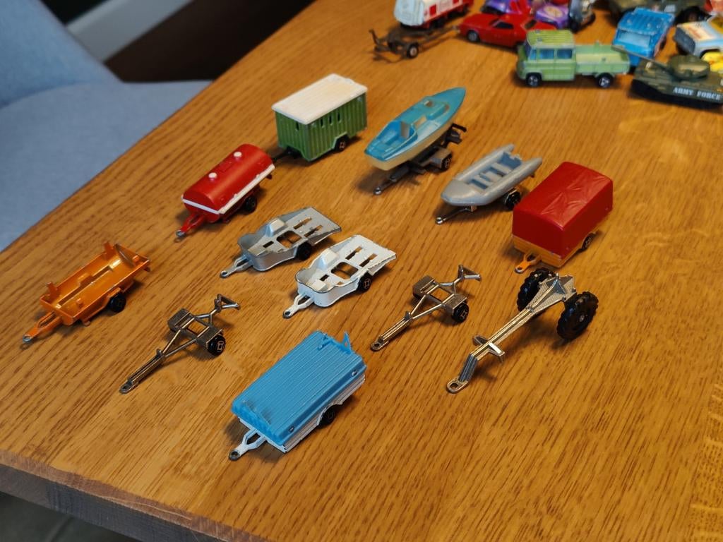 12x Majorette Aanhangers en 2x Boot, Hobby en Vrije tijd, Modelauto's | Overige schalen, Ophalen of Verzenden