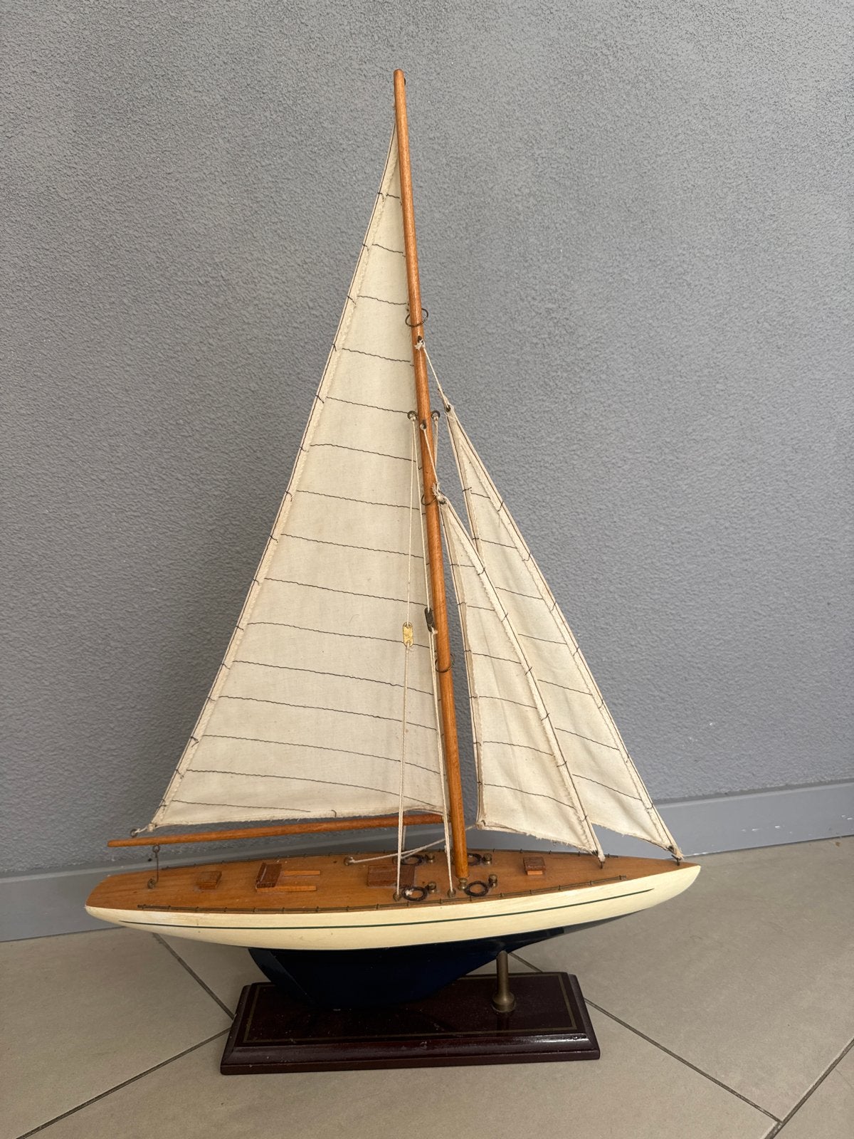Prachtig houten zeilboot model op standaard €15, Hobby en Vrije tijd, Modelbouw | Boten en Schepen, Ophalen, Overige merken