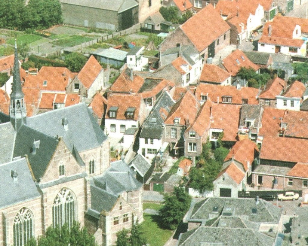 37916	Brouwershaven	487 ZL Ned Herv kerk	luchtfoto	 Gelopen, Ophalen of Verzenden, 1980 tot heden, Gelopen, Zeeland