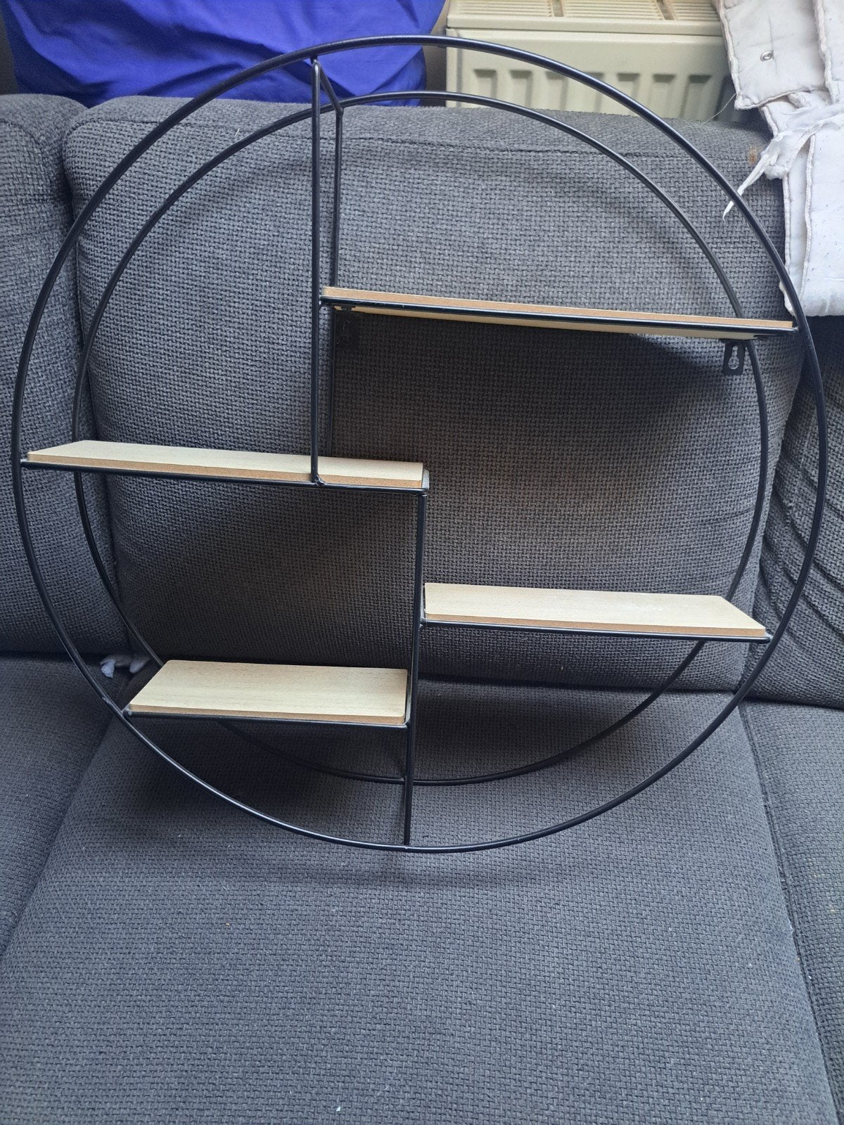 Industrieel rond wandrek 60x60 cm met houten planken, Ophalen, Zo goed als nieuw