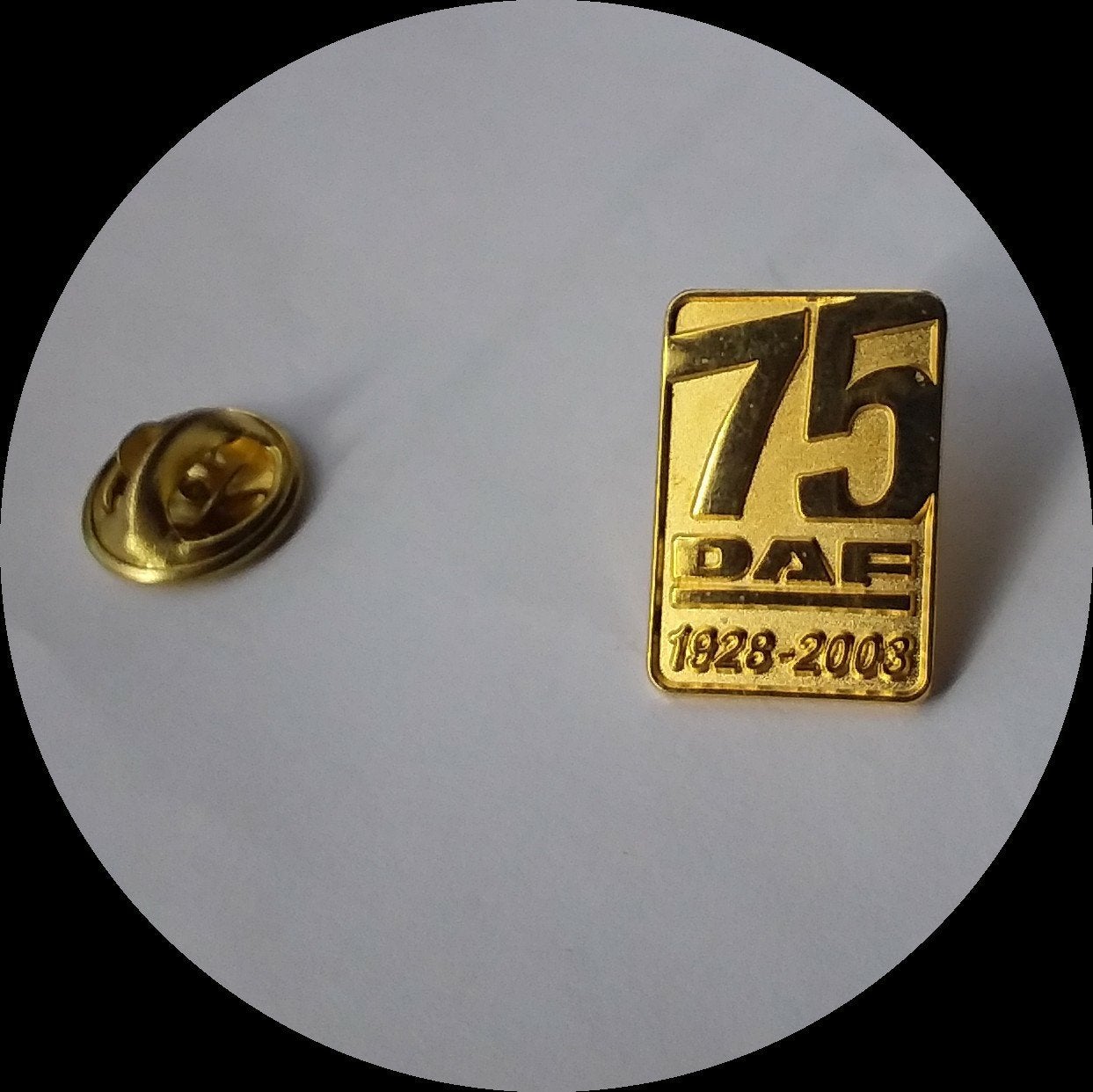 DAF 75 jaar 1928-2003 jubileum pin, Ophalen of Verzenden, Zo goed als nieuw, Transport, Speldje of Pin