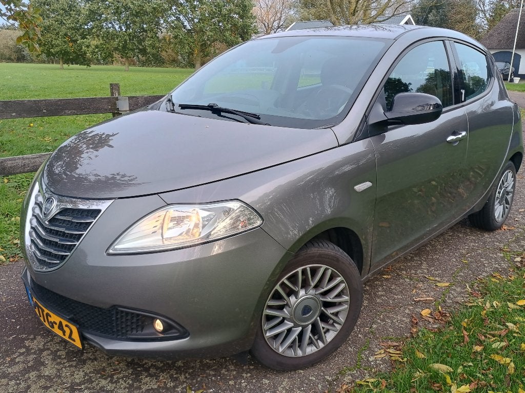 Lancia Ypsilon Twinair Turbo 85PK 2014 Grijs Nieuwe APK, Auto's, Voorwielaandrijving, Dealer onderhouden, Stof, Origineel Nederlands