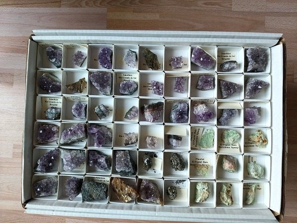 (309) Doos mineralen opruiming 54 stuks met namen, Verzamelen, Verzenden, Mineraal