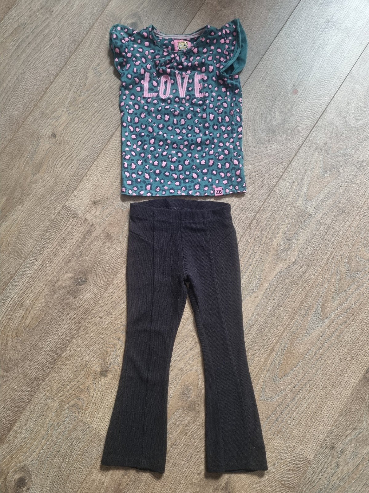 Z8 tshirt Sanne met een Zara flared broek. Maat 104-110, Kinderen en Baby's, Kinderkleding | Maat 104, Meisje, Z8, Ophalen of Verzenden