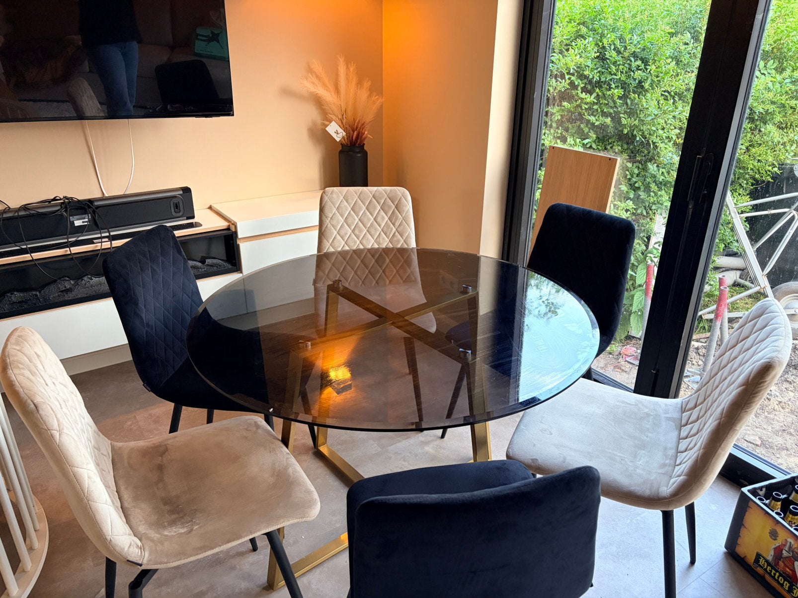 Glazen eettafel met 6 stoelen (beige en zwart), Ophalen, Gebruikt, 100 tot 150 cm, Rond