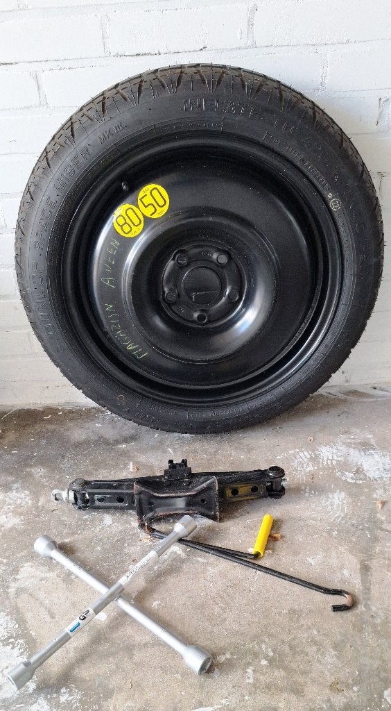 Autoband, thuiskomer met krik en sleutel, Banden en Velgen, Nieuw, Zomerbanden, Ophalen