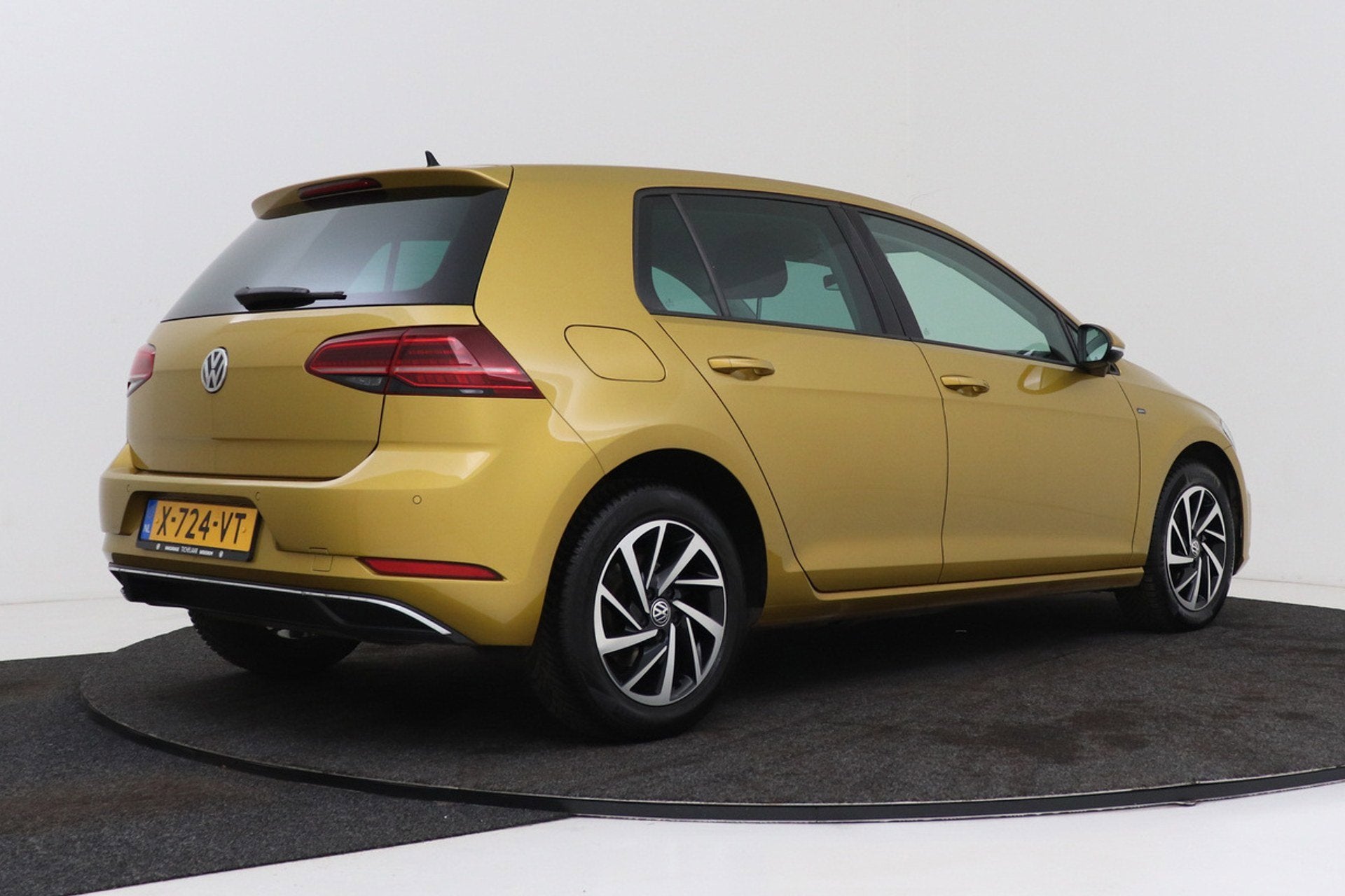 Volkswagen Golf 1.5 TSI Highline Business | CarPlay | Standk, Stof, 4 cilinders, 150 pk, Geel