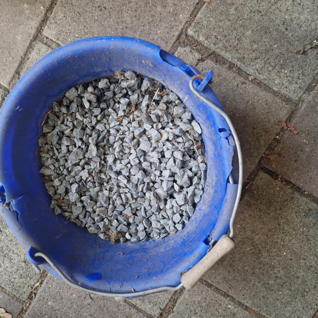 Grijze grind in emmer - Ideaal voor decoratie, Tuin en Terras, Grind, Keien en Split, Ophalen of Verzenden, Gebruikt, Grijs, Split