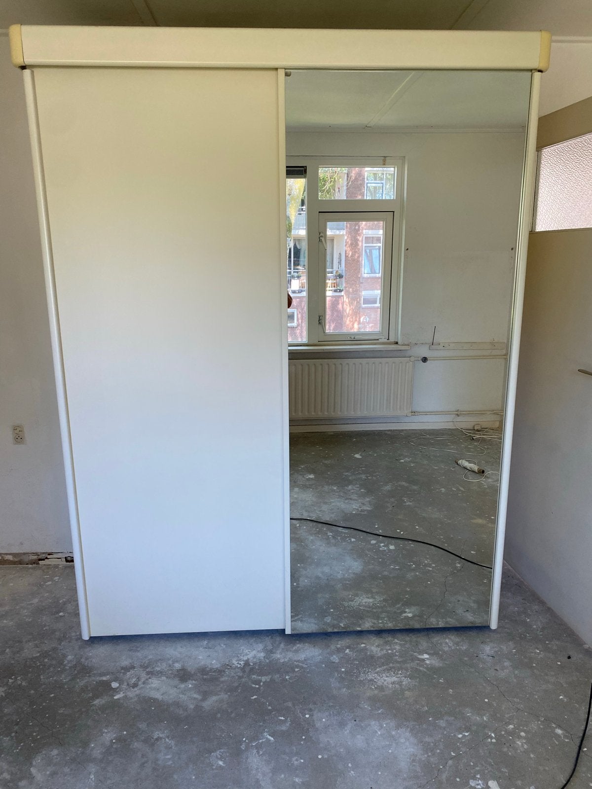 GRATIS Witte kledingkast met spiegel schuifdeur, Ophalen, Met plank(en), Gebruikt, 100 tot 150 cm