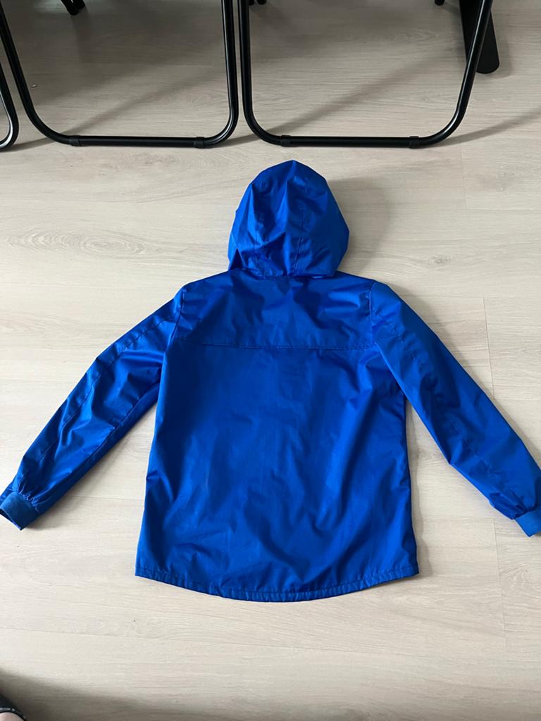 Nieuwe Kipsta regenjas maat 128 - Blauw, Kinderen en Baby's, Kinderkleding | Maat 128, Ophalen of Verzenden, Nieuw, Jongen of Meisje