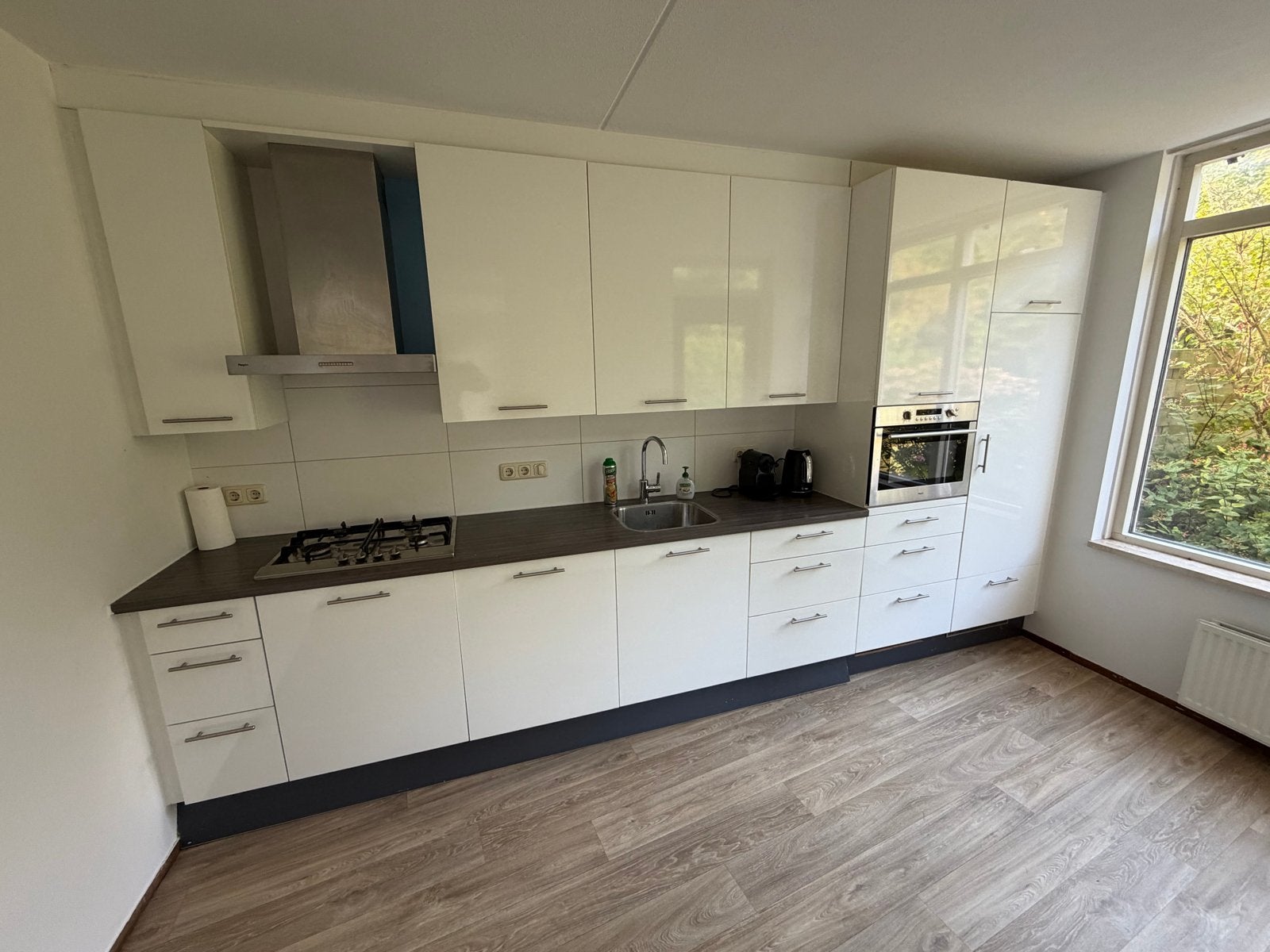 Moderne witte keuken met inbouwapparatuur, Ophalen, Gebruikt, Wit, Enkelwandige keuken